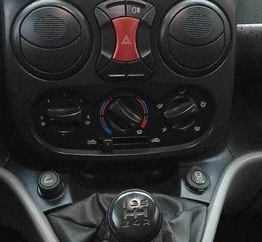 Белый Фиат Добло, объемом двигателя 1.4 л и пробегом 364 тыс. км за 3800 $, фото 13 на Automoto.ua