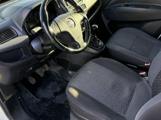 Белый Фиат Добло, объемом двигателя 1.2 л и пробегом 309 тыс. км за 5000 $, фото 12 на Automoto.ua