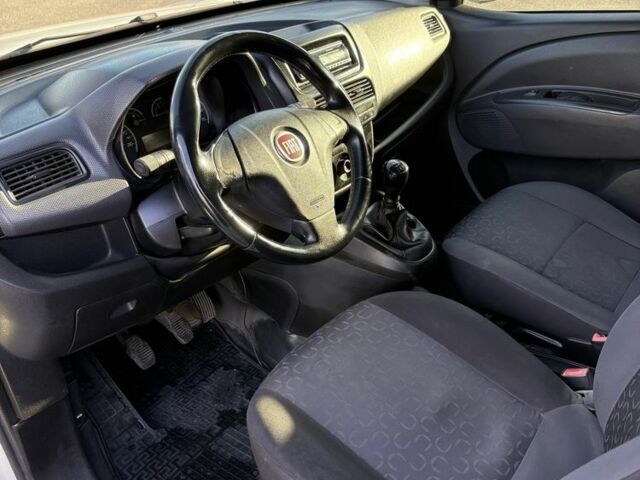 Белый Фиат Добло, объемом двигателя 1.2 л и пробегом 309 тыс. км за 5000 $, фото 10 на Automoto.ua