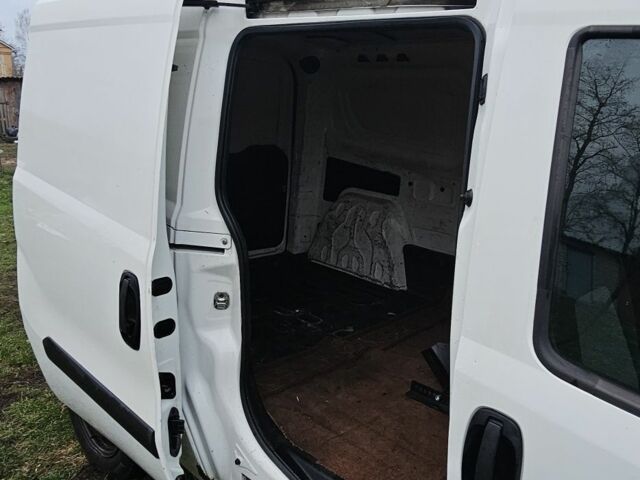 Белый Фиат Добло, объемом двигателя 1.6 л и пробегом 230 тыс. км за 5600 $, фото 4 на Automoto.ua