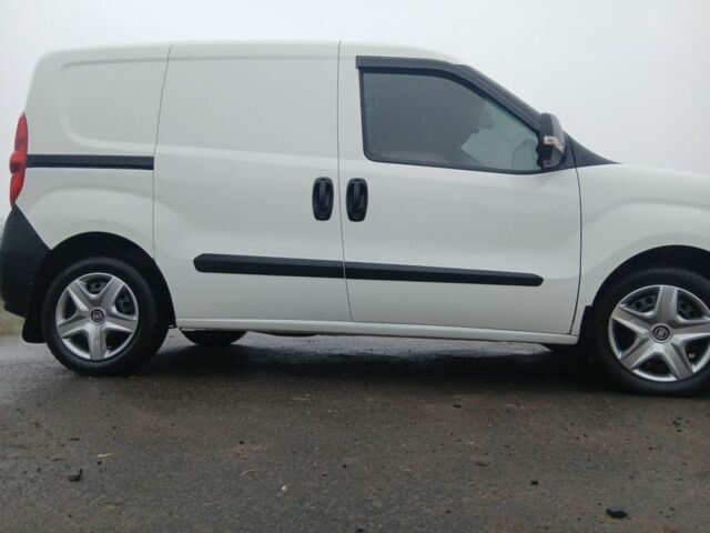 Белый Фиат Добло, объемом двигателя 1.2 л и пробегом 285 тыс. км за 3999 $, фото 1 на Automoto.ua