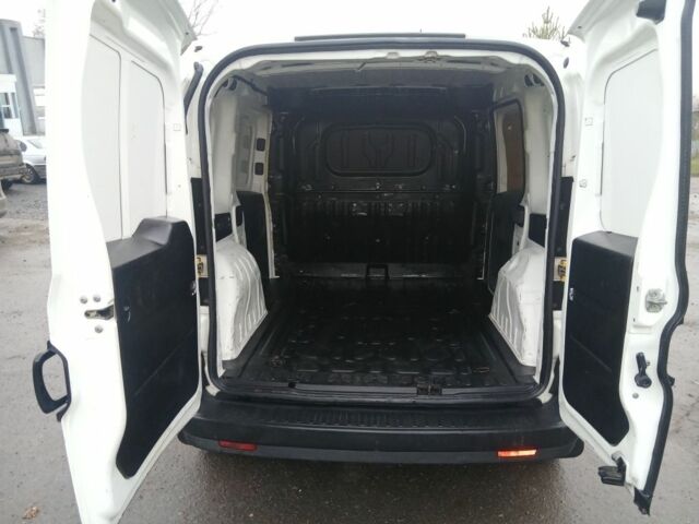 Белый Фиат Добло, объемом двигателя 1.2 л и пробегом 285 тыс. км за 3999 $, фото 5 на Automoto.ua