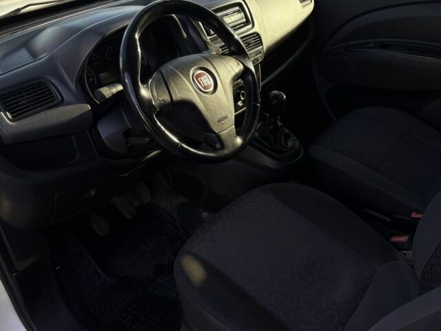 Белый Фиат Добло, объемом двигателя 1.2 л и пробегом 309 тыс. км за 5000 $, фото 11 на Automoto.ua