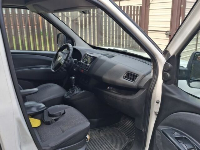 Белый Фиат Добло, объемом двигателя 1.6 л и пробегом 302 тыс. км за 6300 $, фото 3 на Automoto.ua