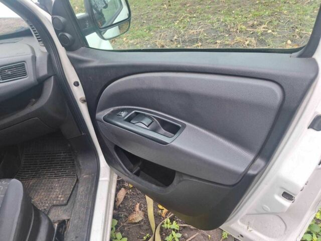 Белый Фиат Добло, объемом двигателя 1.2 л и пробегом 240 тыс. км за 2500 $, фото 5 на Automoto.ua