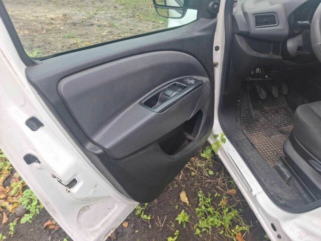 Белый Фиат Добло, объемом двигателя 1.2 л и пробегом 240 тыс. км за 2500 $, фото 6 на Automoto.ua