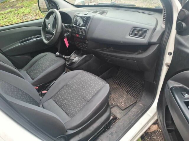 Белый Фиат Добло, объемом двигателя 1.2 л и пробегом 240 тыс. км за 2500 $, фото 3 на Automoto.ua