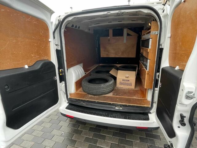 Белый Фиат Добло, объемом двигателя 1.6 л и пробегом 177 тыс. км за 9400 $, фото 5 на Automoto.ua