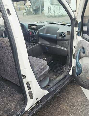 Белый Фиат Добло, объемом двигателя 1.91 л и пробегом 238 тыс. км за 3000 $, фото 4 на Automoto.ua