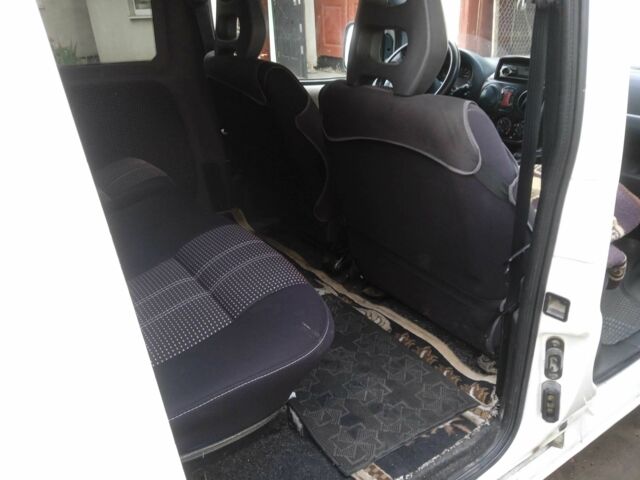 Белый Фиат Добло, объемом двигателя 1.9 л и пробегом 314 тыс. км за 2700 $, фото 3 на Automoto.ua