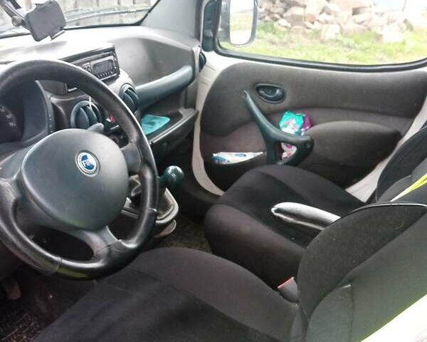 Белый Фиат Добло, объемом двигателя 1.9 л и пробегом 246 тыс. км за 4300 $, фото 2 на Automoto.ua