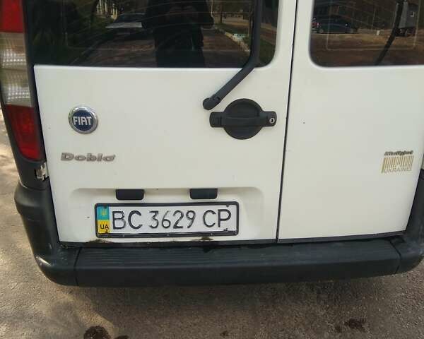 Белый Фиат Добло, объемом двигателя 1.3 л и пробегом 200 тыс. км за 4100 $, фото 3 на Automoto.ua