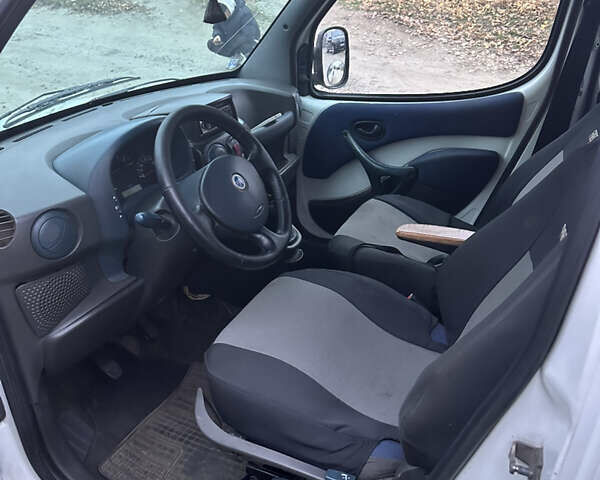 Белый Фиат Добло, объемом двигателя 1.9 л и пробегом 340 тыс. км за 2500 $, фото 6 на Automoto.ua