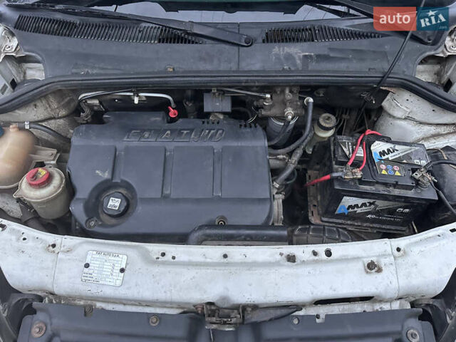 Белый Фиат Добло, объемом двигателя 1.9 л и пробегом 340 тыс. км за 2500 $, фото 9 на Automoto.ua