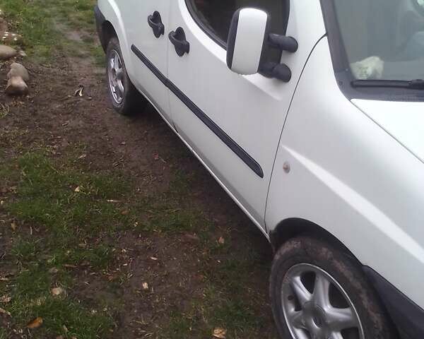 Белый Фиат Добло, объемом двигателя 1.6 л и пробегом 280 тыс. км за 3800 $, фото 6 на Automoto.ua