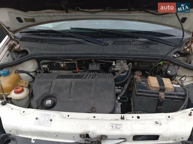 Белый Фиат Добло, объемом двигателя 1.9 л и пробегом 370 тыс. км за 4300 $, фото 12 на Automoto.ua