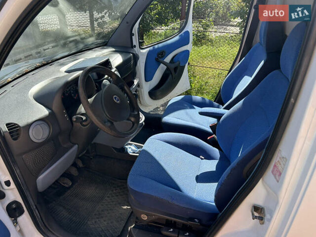 Белый Фиат Добло, объемом двигателя 1.3 л и пробегом 240 тыс. км за 4500 $, фото 6 на Automoto.ua