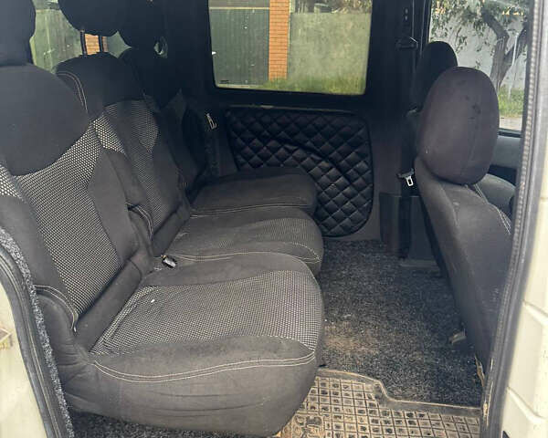 Белый Фиат Добло, объемом двигателя 1.3 л и пробегом 250 тыс. км за 3000 $, фото 7 на Automoto.ua