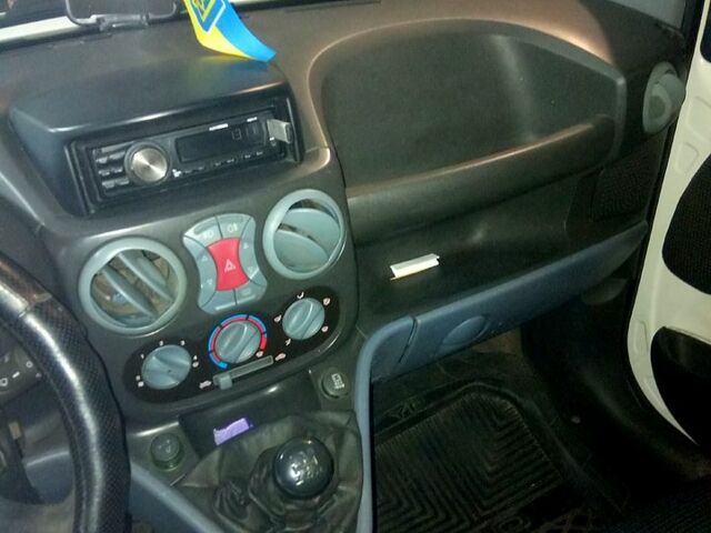 Белый Фиат Добло, объемом двигателя 1.6 л и пробегом 328 тыс. км за 4000 $, фото 5 на Automoto.ua