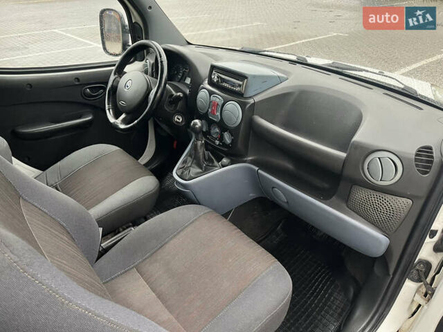 Белый Фиат Добло, объемом двигателя 1.91 л и пробегом 260 тыс. км за 4200 $, фото 15 на Automoto.ua