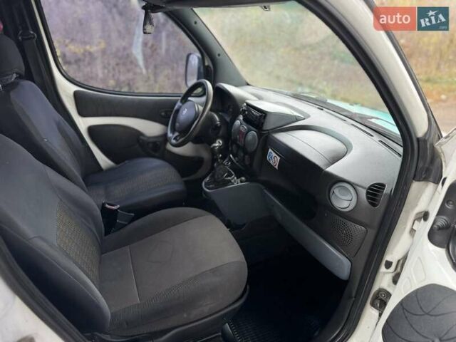 Белый Фиат Добло, объемом двигателя 1.6 л и пробегом 240 тыс. км за 2999 $, фото 6 на Automoto.ua