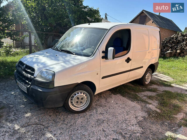 Белый Фиат Добло, объемом двигателя 1.3 л и пробегом 240 тыс. км за 4500 $, фото 2 на Automoto.ua