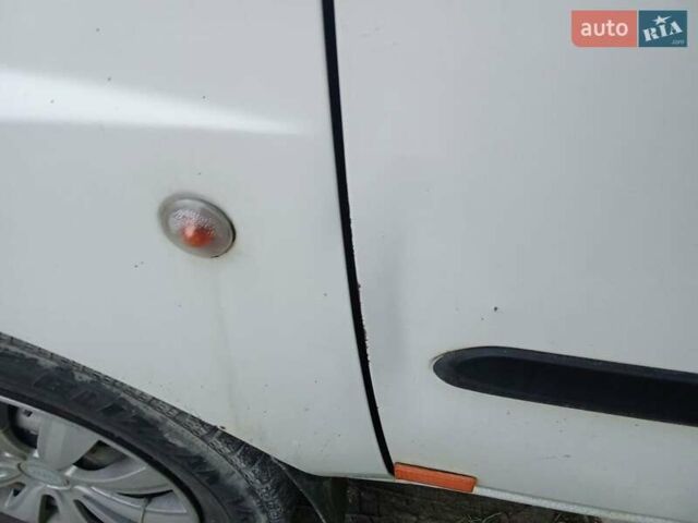 Белый Фиат Добло, объемом двигателя 1.6 л и пробегом 302 тыс. км за 3600 $, фото 4 на Automoto.ua