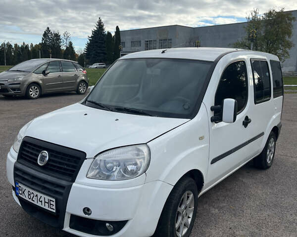 Белый Фиат Добло, объемом двигателя 1.91 л и пробегом 317 тыс. км за 3999 $, фото 1 на Automoto.ua