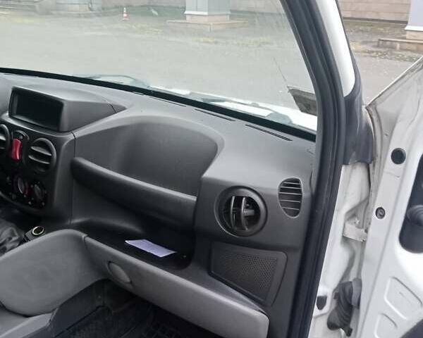 Белый Фиат Добло, объемом двигателя 1.4 л и пробегом 215 тыс. км за 3300 $, фото 6 на Automoto.ua