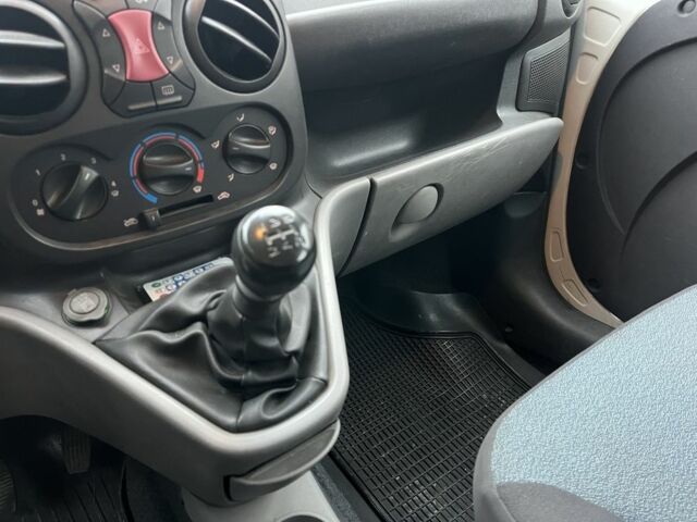 Белый Фиат Добло, объемом двигателя 1.4 л и пробегом 175 тыс. км за 4200 $, фото 13 на Automoto.ua