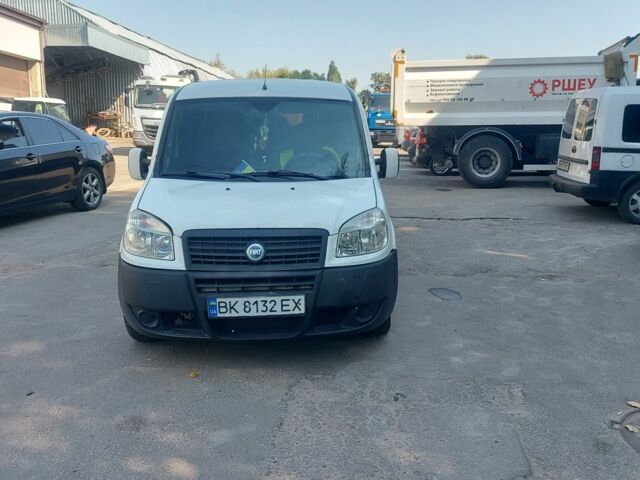 Белый Фиат Добло, объемом двигателя 1.2 л и пробегом 320 тыс. км за 3750 $, фото 3 на Automoto.ua