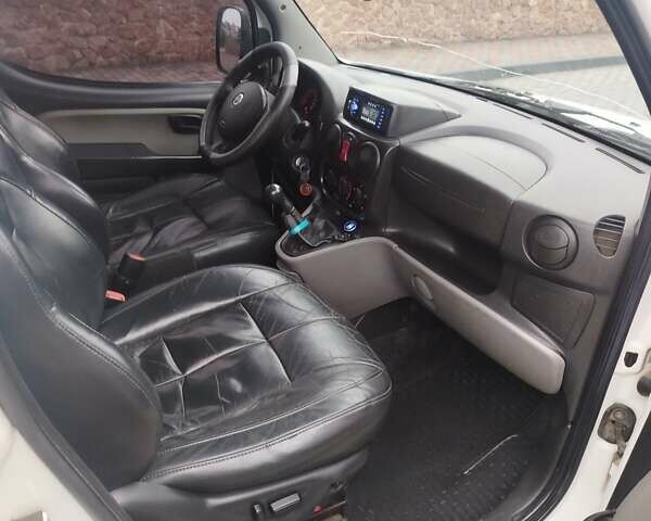 Белый Фиат Добло, объемом двигателя 1.9 л и пробегом 300 тыс. км за 4500 $, фото 17 на Automoto.ua