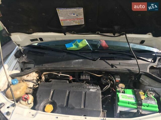 Белый Фиат Добло, объемом двигателя 1.9 л и пробегом 248 тыс. км за 5800 $, фото 17 на Automoto.ua