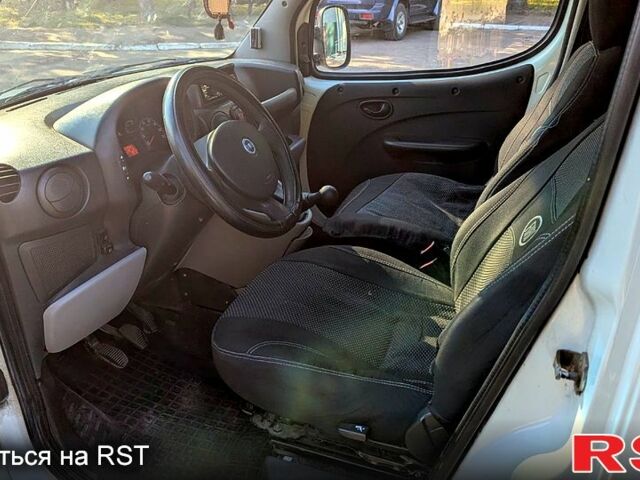 Белый Фиат Добло, объемом двигателя 1.4 л и пробегом 250 тыс. км за 3500 $, фото 6 на Automoto.ua