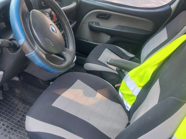 Белый Фиат Добло, объемом двигателя 1.2 л и пробегом 320 тыс. км за 3750 $, фото 2 на Automoto.ua