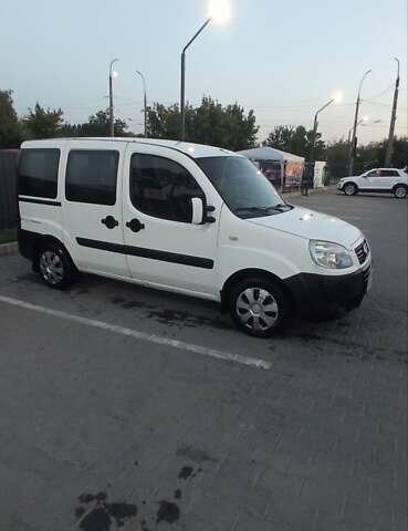 Белый Фиат Добло, объемом двигателя 1.6 л и пробегом 397 тыс. км за 3300 $, фото 6 на Automoto.ua