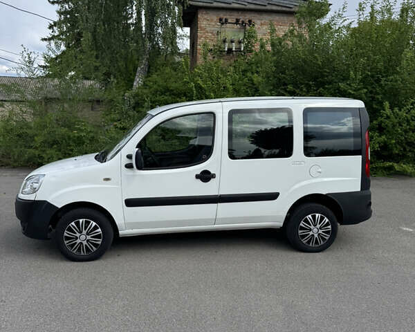 Белый Фиат Добло, объемом двигателя 1.6 л и пробегом 260 тыс. км за 3400 $, фото 2 на Automoto.ua