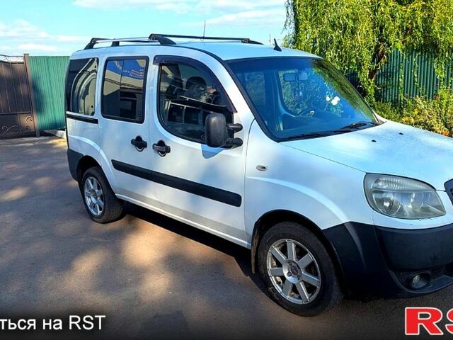 Белый Фиат Добло, объемом двигателя 1.4 л и пробегом 250 тыс. км за 3500 $, фото 1 на Automoto.ua
