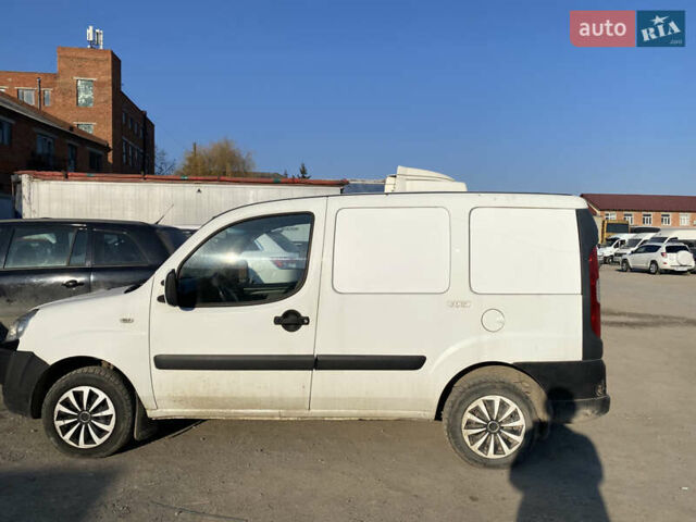 Белый Фиат Добло, объемом двигателя 1.6 л и пробегом 170 тыс. км за 3000 $, фото 3 на Automoto.ua