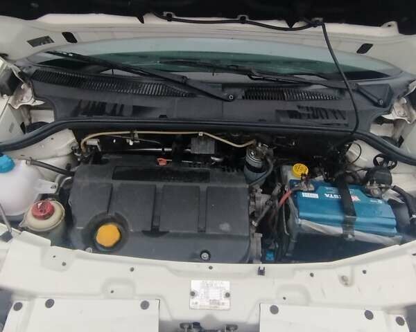 Белый Фиат Добло, объемом двигателя 1.9 л и пробегом 300 тыс. км за 4500 $, фото 14 на Automoto.ua