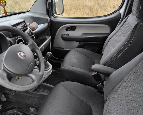 Белый Фиат Добло, объемом двигателя 1.2 л и пробегом 260 тыс. км за 4200 $, фото 12 на Automoto.ua