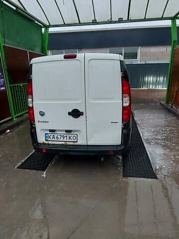 Белый Фиат Добло, объемом двигателя 1.2 л и пробегом 500 тыс. км за 2950 $, фото 3 на Automoto.ua