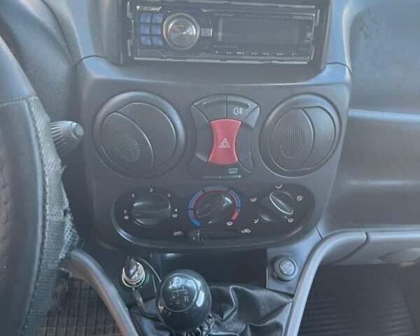 Белый Фиат Добло, объемом двигателя 1.3 л и пробегом 354 тыс. км за 4200 $, фото 5 на Automoto.ua