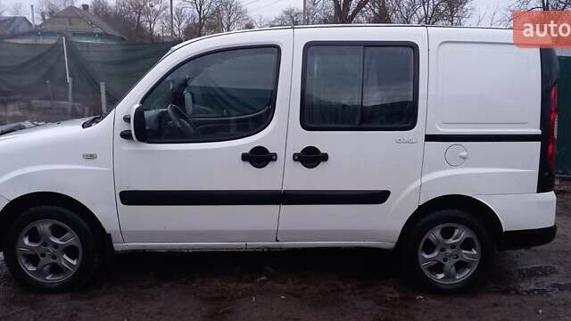 Белый Фиат Добло, объемом двигателя 1.6 л и пробегом 300 тыс. км за 3700 $, фото 1 на Automoto.ua