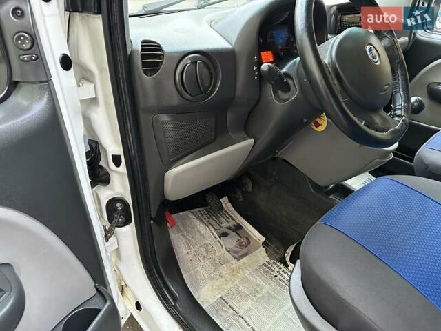 Белый Фиат Добло, объемом двигателя 1.9 л и пробегом 189 тыс. км за 5990 $, фото 32 на Automoto.ua