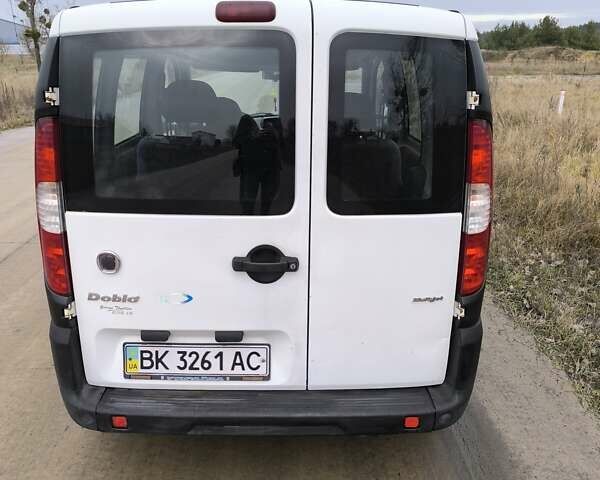 Белый Фиат Добло, объемом двигателя 1.2 л и пробегом 260 тыс. км за 4200 $, фото 10 на Automoto.ua