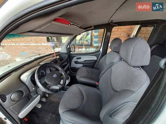 Белый Фиат Добло, объемом двигателя 1.6 л и пробегом 300 тыс. км за 3700 $, фото 5 на Automoto.ua