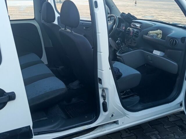 Белый Фиат Добло, объемом двигателя 1.4 л и пробегом 170 тыс. км за 3900 $, фото 6 на Automoto.ua