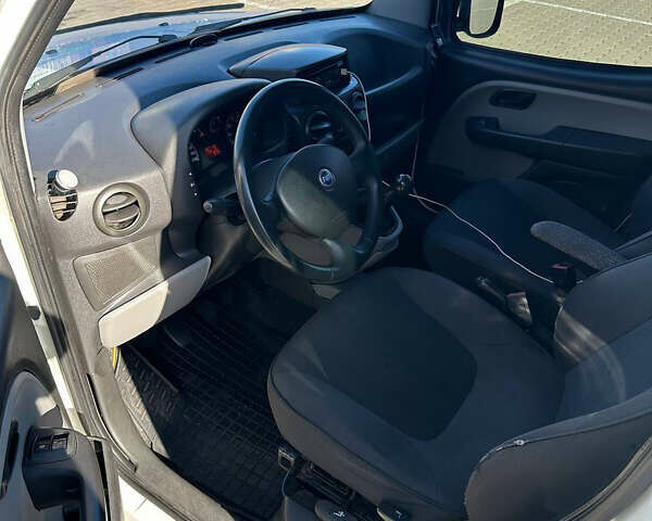 Белый Фиат Добло, объемом двигателя 1.3 л и пробегом 305 тыс. км за 4550 $, фото 12 на Automoto.ua