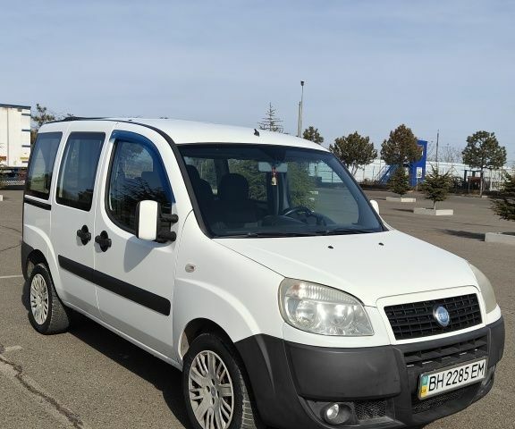 Белый Фиат Добло, объемом двигателя 1.2 л и пробегом 265 тыс. км за 4500 $, фото 2 на Automoto.ua